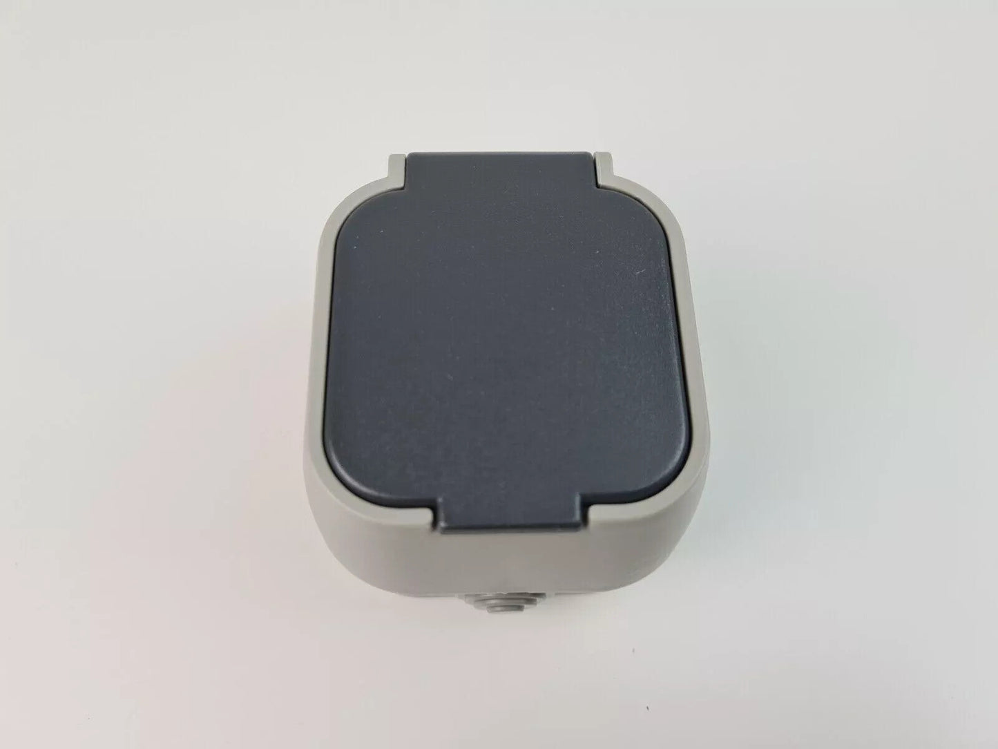 1-Fach Aufputz-Steckdose IP44 Grau – Bellson – für Außenbereich mit Federdeckel