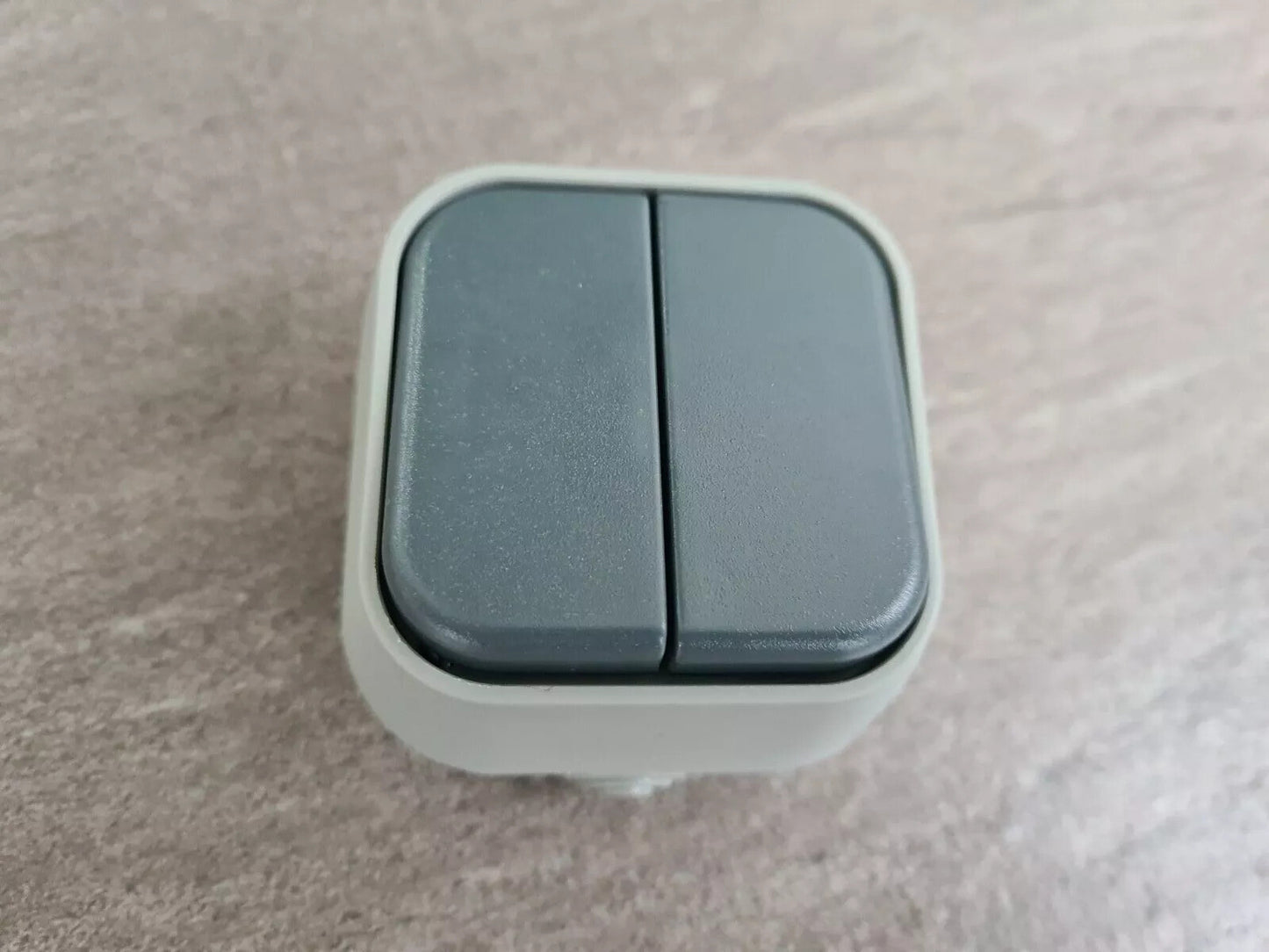 Bellson Aufputz Serienschalter Grau–IP54 Spritzwassergeschützt,2-fach–10A/250V