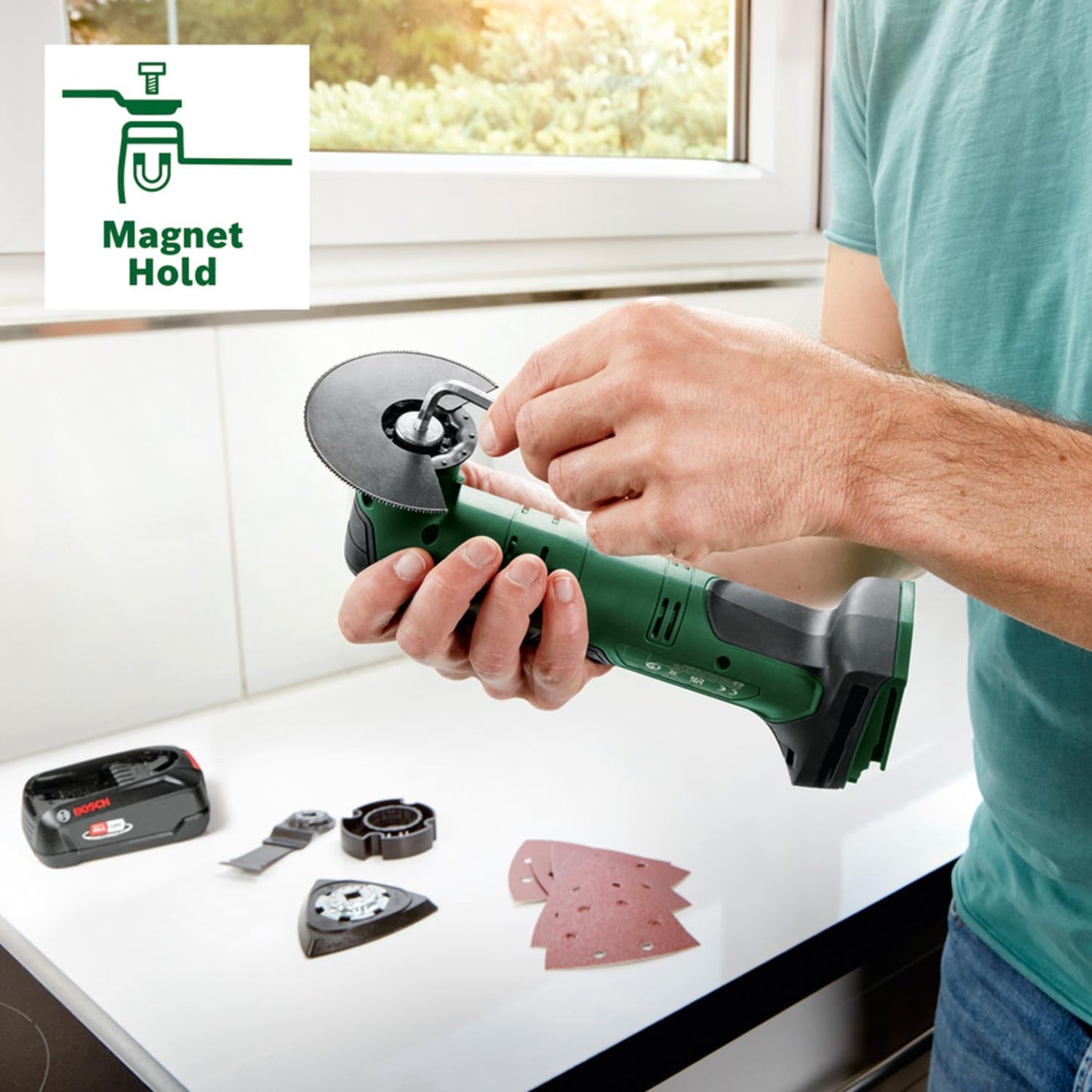 Bosch Akku-Multifunktionswerkzeug UniversalMulti 18V-32 (zum Sägen, Schneiden, Schleifen; 1x Segmentsägeblatt; 1x Tauchsägeblatt; 1x Schleifplatte; 6x Schleifblätter; 1x Tiefenanschlag; ohne Akku)