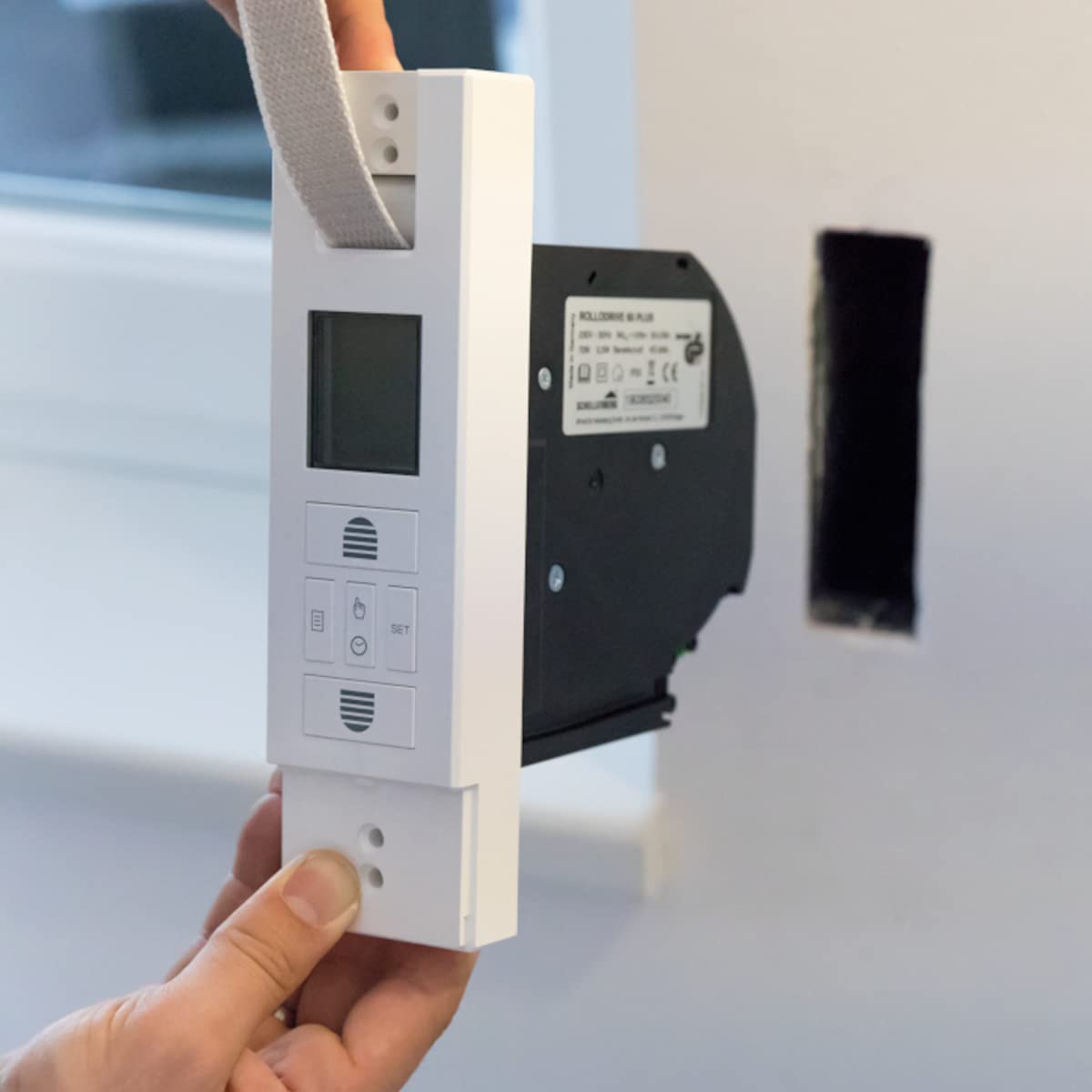 Schellenberg 22766 Elektrischer Gurtwickler RolloDrive 65 Plus Unterputz Rolladenantrieb, bis 6 m² Rollladenfläche, 10 Nm, Gurtband 23 mm, Zugkraft max. 45 kg, mit Display, Zeit- und Astrofunktion