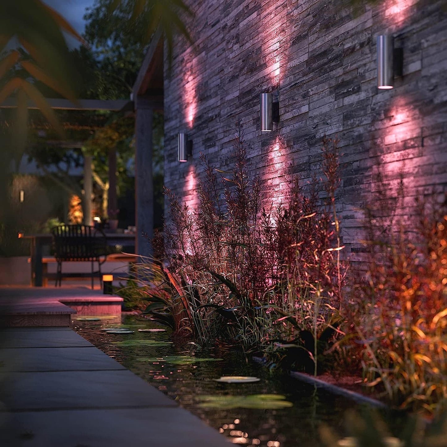 Philips Hue Appear White and Colour Ambiance LED Smart Outdoor Wall Light, kompatibel mit Alexa, Google Assistant und Apple HomeKit