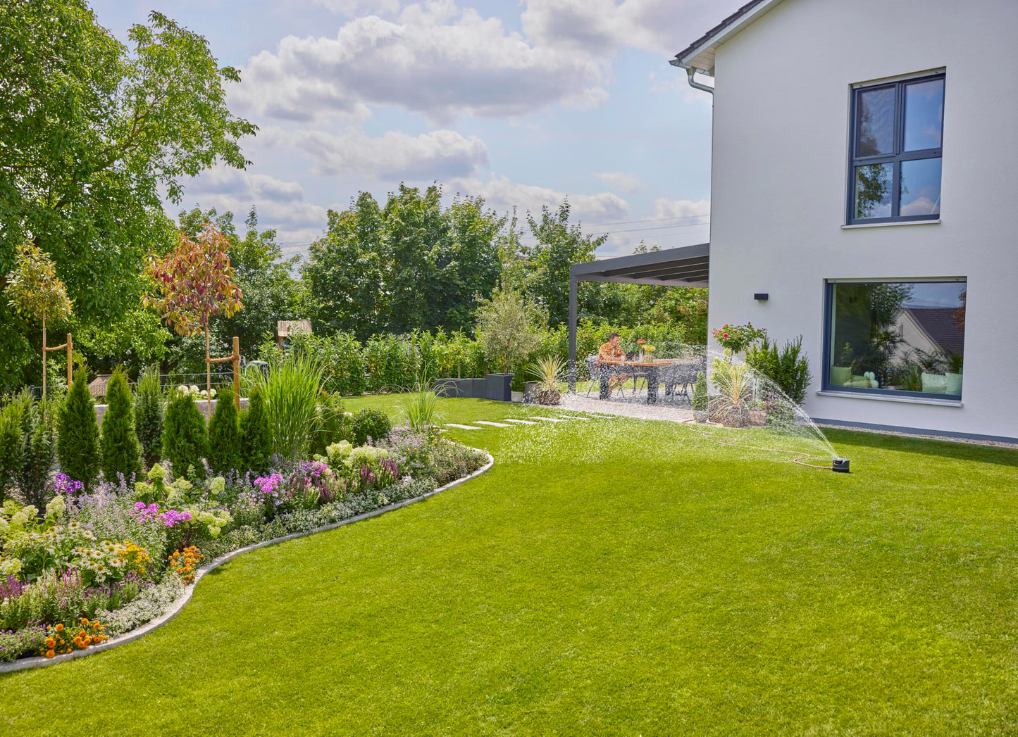 Gardena AquaPrecise Bewässerungssystem für Rasenflächen bis zu 320 m²: solarbetrieben, gleichmäßige Wasserverteilung, für jede Gartenform, Bluetooth, einfache Installation (16000-20)
