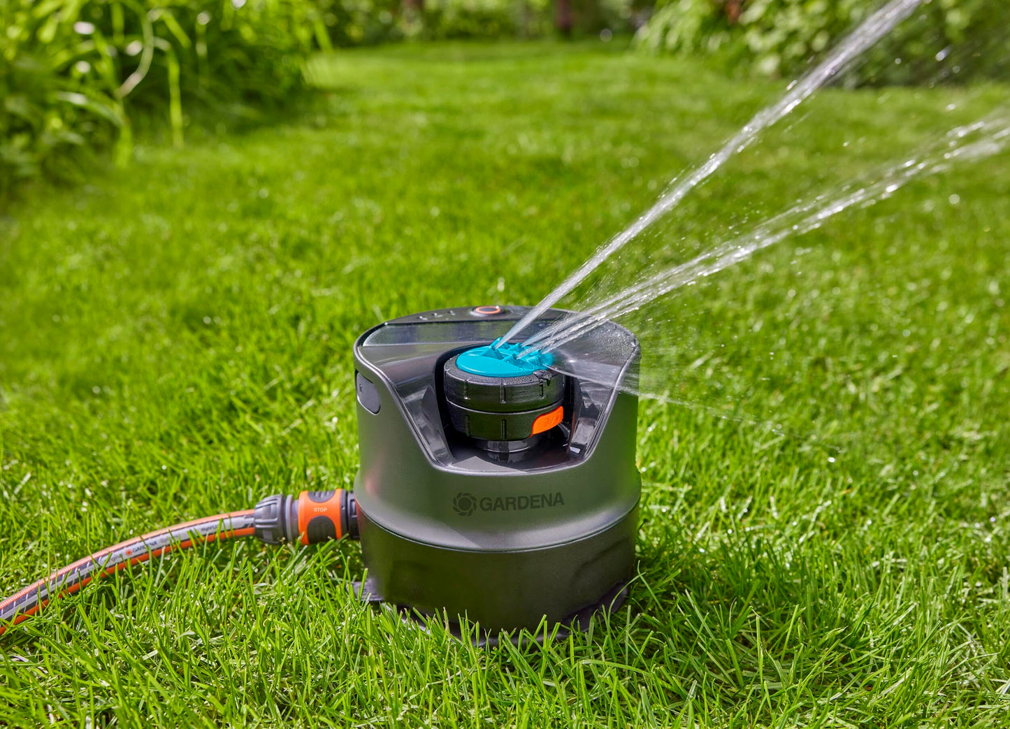 Gardena AquaPrecise Bewässerungssystem für Rasenflächen bis zu 320 m²: solarbetrieben, gleichmäßige Wasserverteilung, für jede Gartenform, Bluetooth, einfache Installation (16000-20)